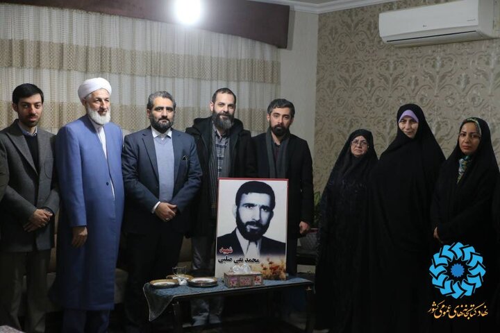 دیدار مهدی رمضانی دبیر کل نهاد کتابخانه های عمومی کشور با خانواده شهید صلبی