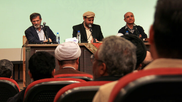 محفل طنزپردازان استان قم ویژه جشنواره شعر فجر برگزار شد