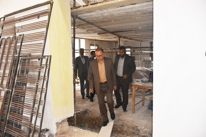 رییس سازمان مدیریت و برنامهریزی استان فارس از پروژه بازسازی کتابخانه دستغیب شیراز بازدید کرد