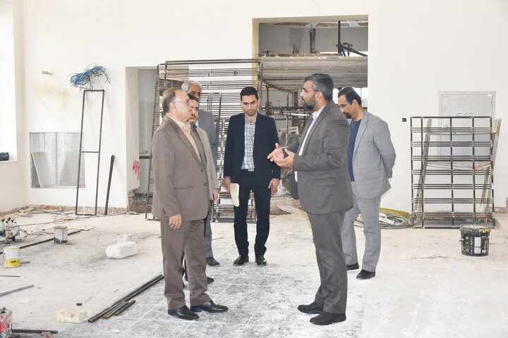 رییس سازمان مدیریت و برنامهریزی استان فارس از پروژه بازسازی کتابخانه دستغیب شیراز بازدید کرد