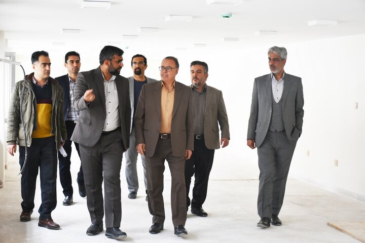 رییس سازمان مدیریت و برنامه‌ریزی استان فارس از پروژه بازسازی کتابخانه دستغیب شیراز بازدید کرد