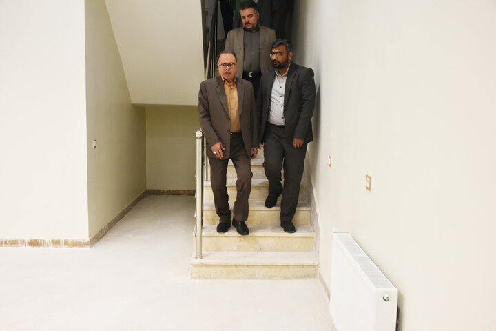 رییس سازمان مدیریت و برنامه‌ریزی استان فارس از پروژه بازسازی کتابخانه دستغیب شیراز بازدید کرد