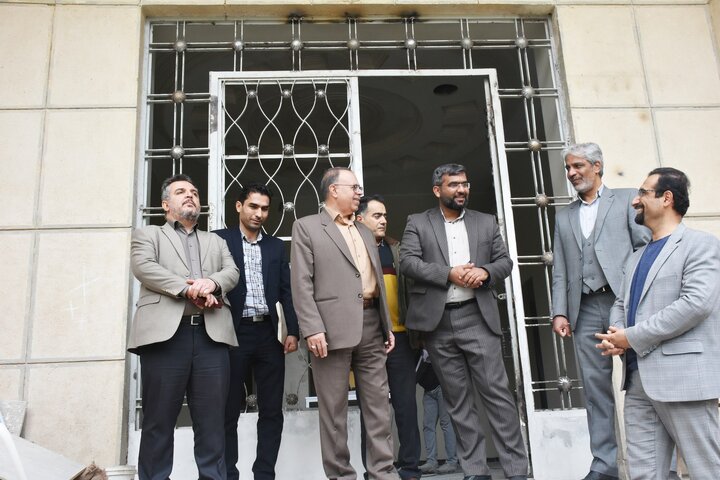 رییس سازمان مدیریت و برنامه‌ریزی استان فارس از پروژه بازسازی کتابخانه دستغیب شیراز بازدید کرد