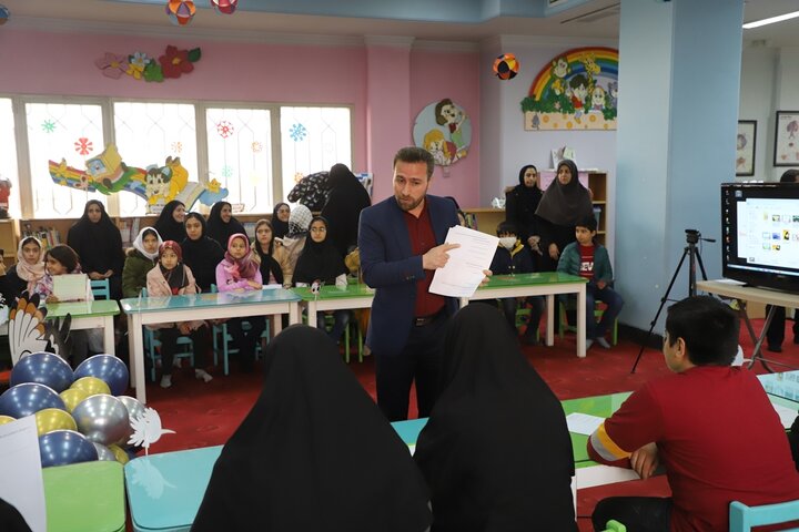 نشان نقرهای هدهد سفید بر گردن ۱۴ کتابخوان برگزیده همدانی