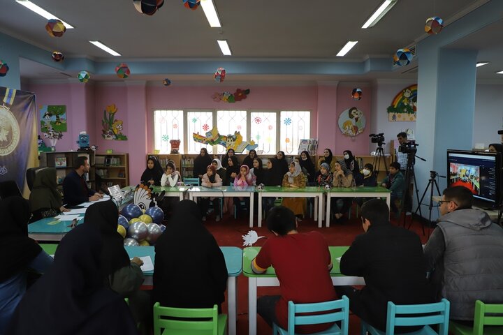 نشان نقرهای هدهد سفید بر گردن ۱۴ کتابخوان برگزیده همدانی