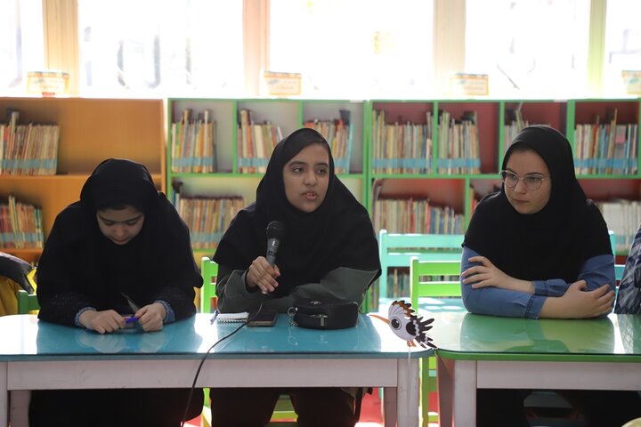 نشان نقرهای هدهد سفید بر گردن ۱۴ کتابخوان برگزیده همدانی