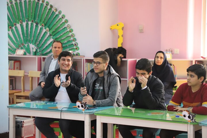 نشان نقرهای هدهد سفید بر گردن ۱۴ کتابخوان برگزیده همدانی