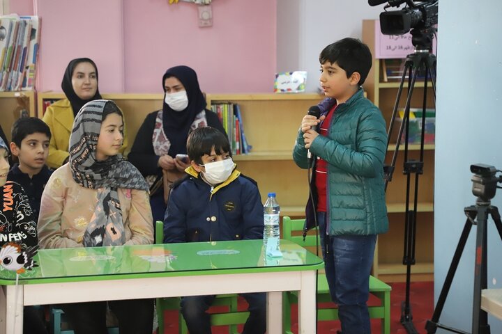 نشان نقرهای هدهد سفید بر گردن ۱۴ کتابخوان برگزیده همدانی