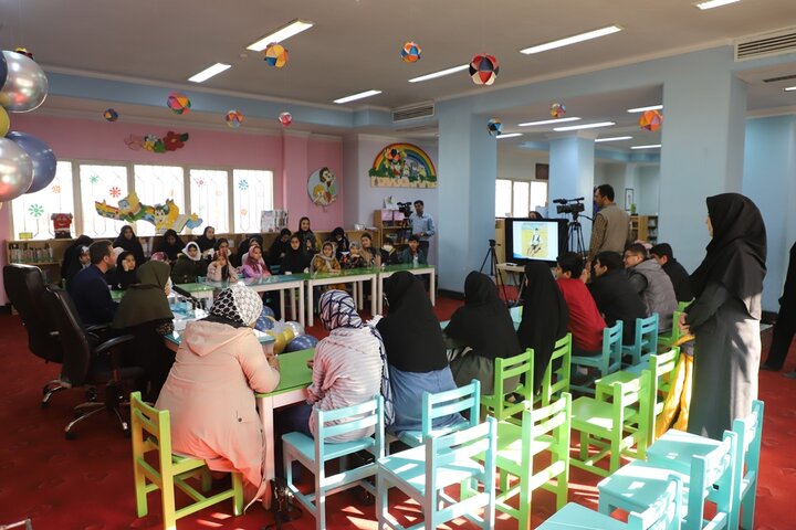 نشان نقرهای هدهد سفید بر گردن ۱۴ کتابخوان برگزیده همدانی