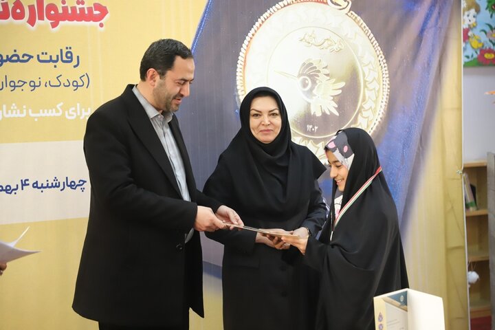 نشان نقرهای هدهد سفید بر گردن ۱۴ کتابخوان برگزیده همدانی