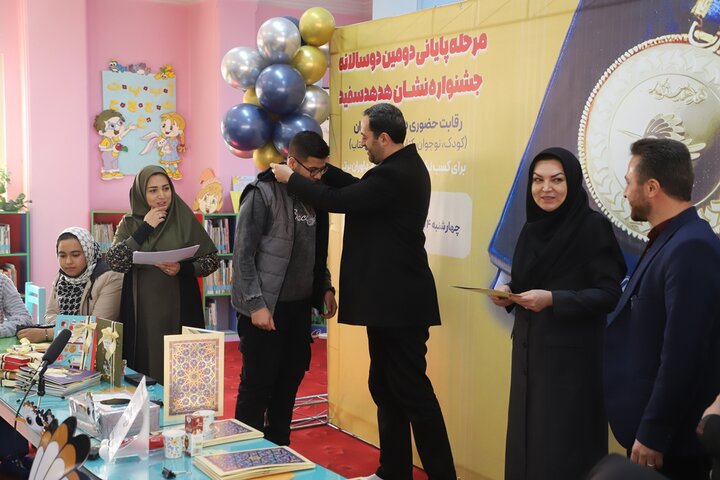 نشان نقرهای هدهد سفید بر گردن ۱۴ کتابخوان برگزیده همدانی