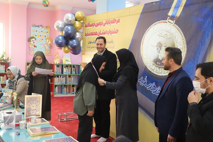 نشان نقرهای هدهد سفید بر گردن ۱۴ کتابخوان برگزیده همدانی