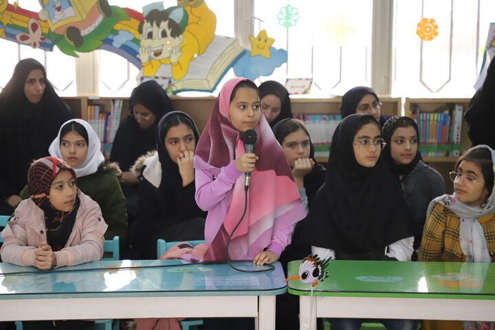 نشان نقرهای هدهد سفید بر گردن ۱۴ کتابخوان برگزیده همدانی