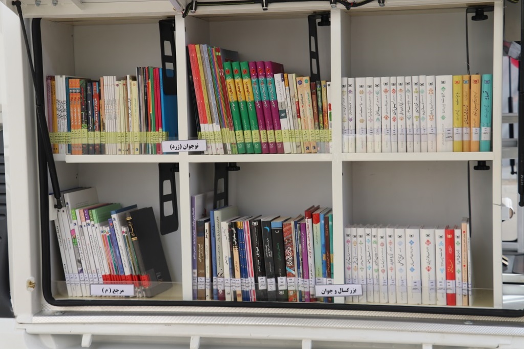 آئین افتتاح کتابخانه سیار هدهد سفید (زندهیاد پروین کریمی) شهرستان تایباد برگزار شد