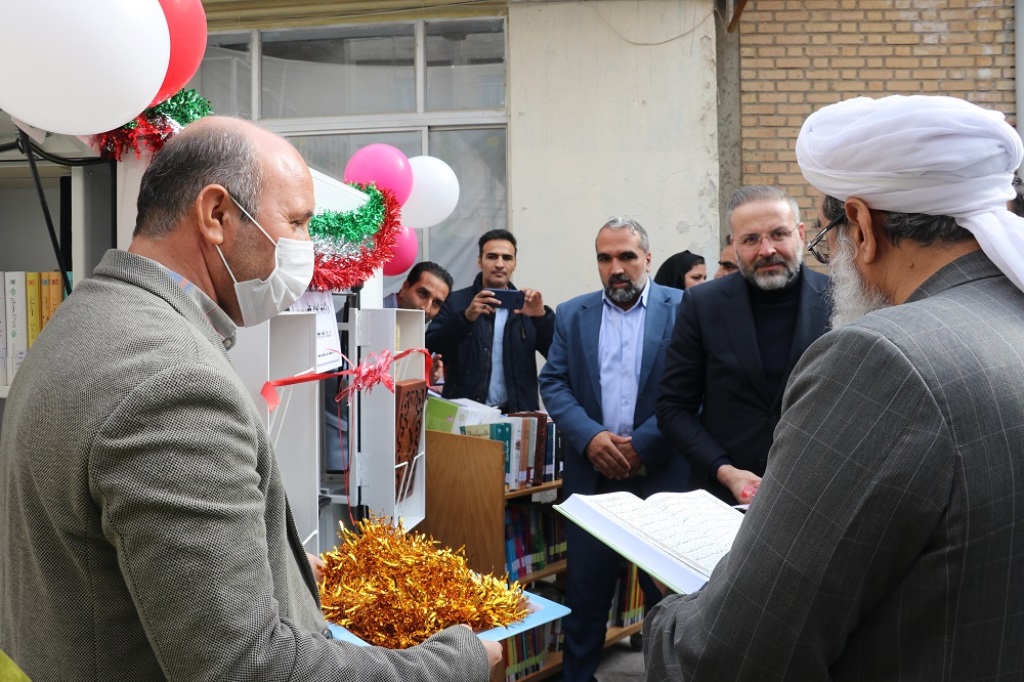 آئین افتتاح کتابخانه سیار هدهد سفید (زنده‌یاد پروین کریمی) شهرستان تایباد برگزار شد