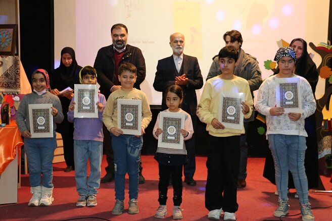 آیین تجلیل از برگزیدگان استانی «جشنواره زیر سایه کتاب» برگزار شد