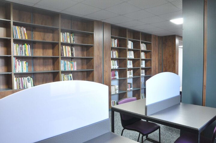 پیشخان کتابخانهای زندهیاد هوشنگ ابتهاج در رشت افتتاح شد