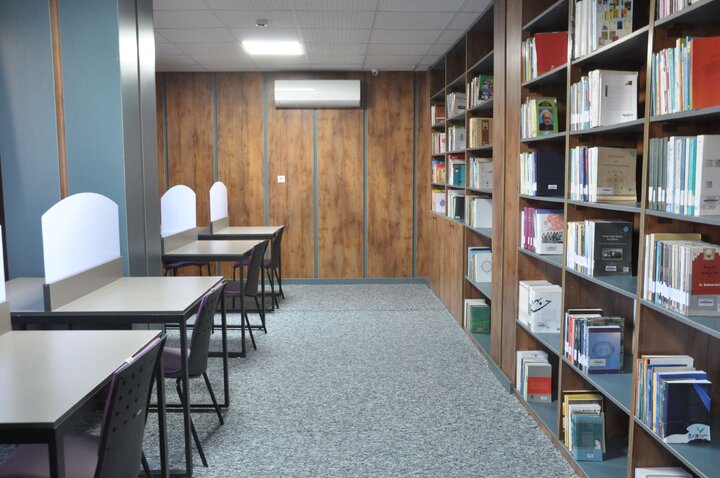 پیشخان کتابخانهای زندهیاد هوشنگ ابتهاج در رشت افتتاح شد
