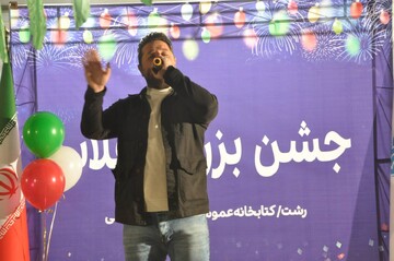 جشن بزرگ پیروزی انقلاب همراه با نورافشانی آسمان رشت برگزار شد