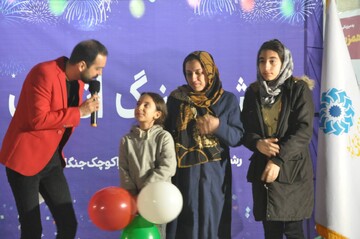 جشن بزرگ پیروزی انقلاب همراه با نورافشانی آسمان رشت برگزار شد