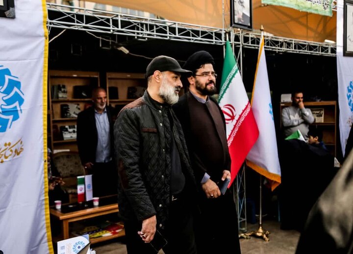 غرفه اداره کل کتابخانه های عمومی قم میزبان دوستداران ایران شد