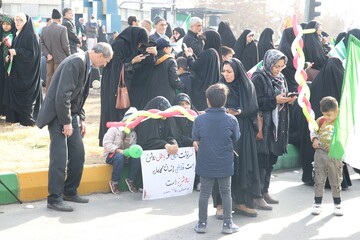 برپایی ایستگاه نقاشی اداره کل کتابخانه‌های عمومی خراسان رضوی در یوم الله ۲۲ بهمن