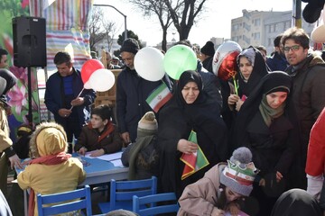 استقبال مردم تبریز از غرفه اداره کل کتابخانه های عمومی آذربایجان شرقی در مسیر راهپیمایی ۲۲ بهمن