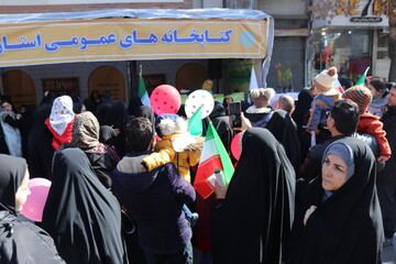 عروسک‌ها جشن انقلاب کودکان زنجانی را شادتر کردند