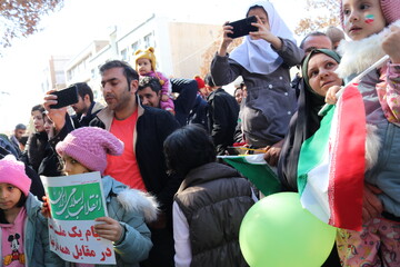 عروسک‌ها جشن انقلاب کودکان زنجانی را شادتر کردند