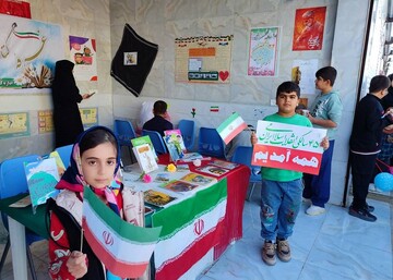 غرفه فرهنگی کتابخانه های عمومی استان کرمانشاه در روز 22 بهمن