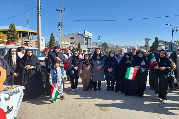 استقبال مردم مازندران از ایستگاه کتابخوانی در راهپیمایی ۲۲ بهمن