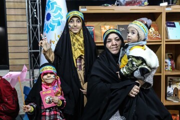 غرفه اداره کل کتابخانه های عمومی استان قم در حاشیه جشن خانوادگی «ایرانِ جان»