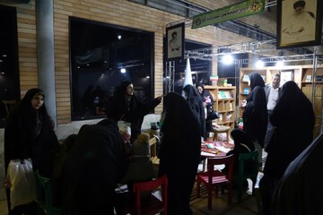 غرفه اداره کل کتابخانه های عمومی استان قم در حاشیه جشن خانوادگی «ایرانِ جان»
