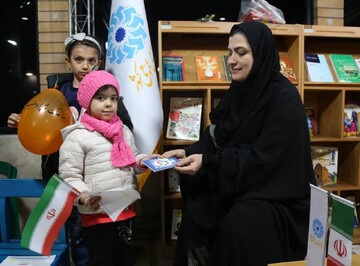 غرفه اداره کل کتابخانه های عمومی استان قم در حاشیه جشن خانوادگی «ایرانِ جان»
