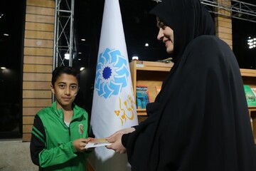 غرفه اداره کل کتابخانه های عمومی استان قم در حاشیه جشن خانوادگی «ایرانِ جان»