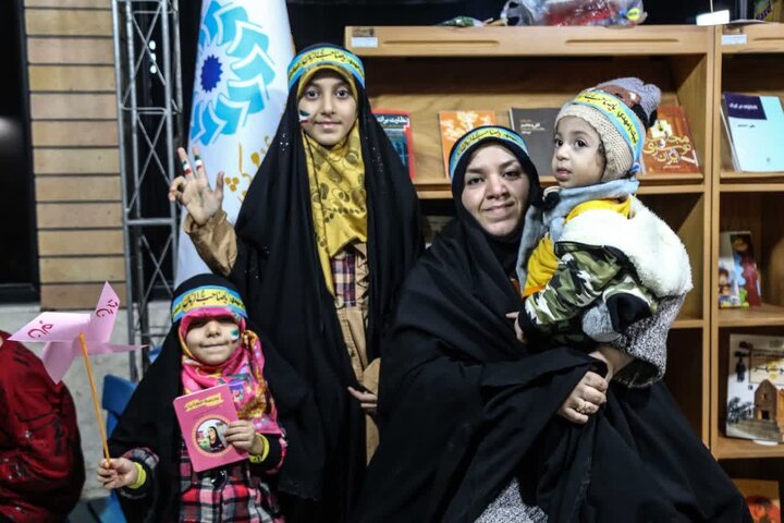 غرفه اداره کل کتابخانه های عمومی استان قم در حاشیه جشن خانوادگی «ایرانِ جان» برپا شد