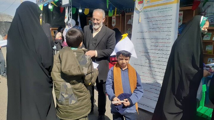 شمیم عطر مهدوی در غرفه اداره کل کتابخانه های عمومی استان قم پیچید 