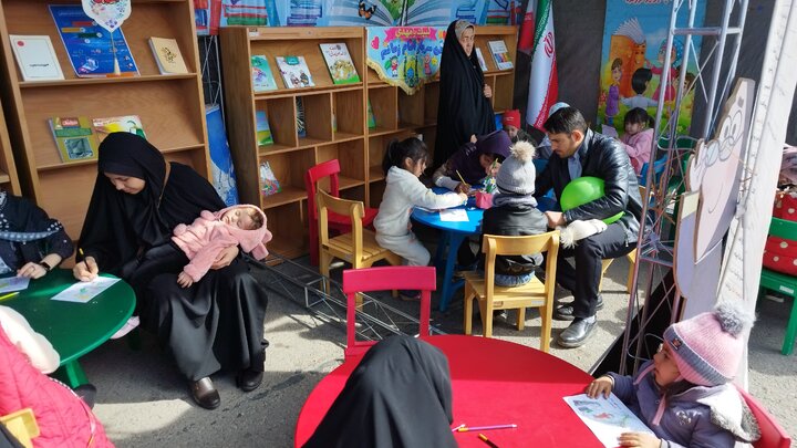 شمیم عطر مهدوی در غرفه اداره کل کتابخانه های عمومی استان قم پیچید 