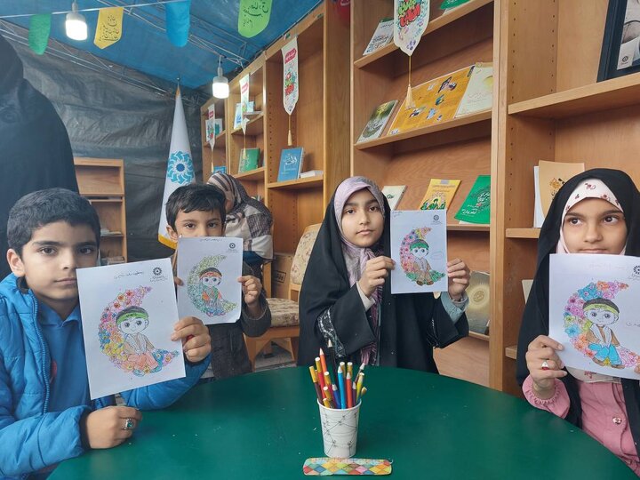 شمیم عطر مهدوی در غرفه اداره کل کتابخانه های عمومی استان قم پیچید 