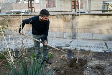 کاشت نهال توسط مهدی رمضانی دبیرکل نهاد در محوطه کتابخانه الغدیر بیرجند