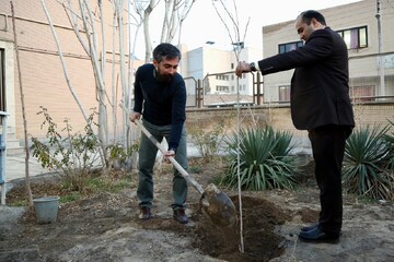 کاشت نهال توسط مهدی رمضانی دبیرکل نهاد در محوطه کتابخانه الغدیر بیرجند