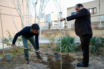 کاشت نهال توسط مهدی رمضانی دبیرکل نهاد در محوطه کتابخانه الغدیر بیرجند