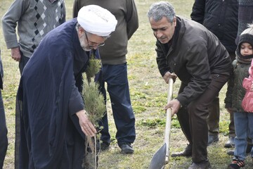 کاشت ۲۲۰۰ اصله نهال در کتابخانه های عمومی آذربایجان شرقی