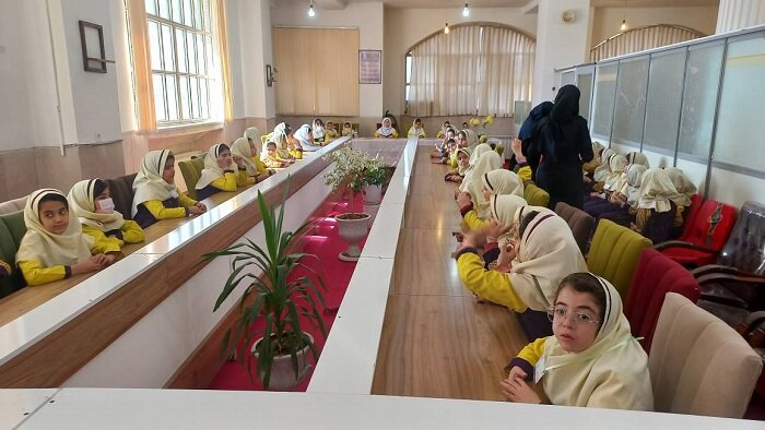 کودکان شهرکردی در قالب طرح کتابخانهگردی میهمان کتابخانه مولوی شدند