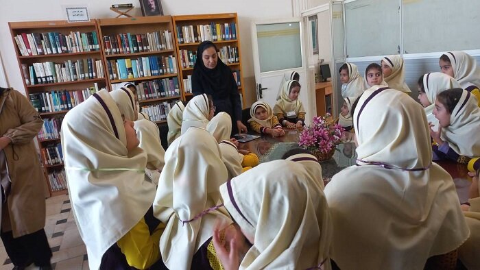 کودکان شهرکردی در قالب طرح کتابخانهگردی میهمان کتابخانه مولوی شدند