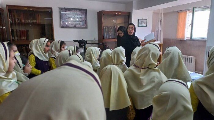 کودکان شهرکردی در قالب طرح کتابخانهگردی میهمان کتابخانه مولوی شدند