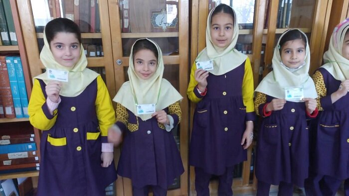 کودکان شهرکردی در قالب طرح کتابخانهگردی میهمان کتابخانه مولوی شدند