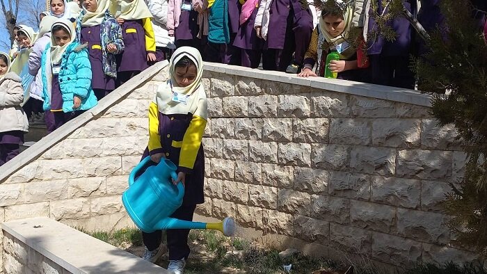 کودکان شهرکردی در قالب طرح کتابخانهگردی میهمان کتابخانه مولوی شدند