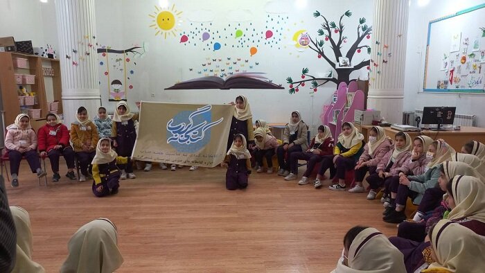 کودکان شهرکردی در قالب طرح کتابخانهگردی میهمان کتابخانه مولوی شدند