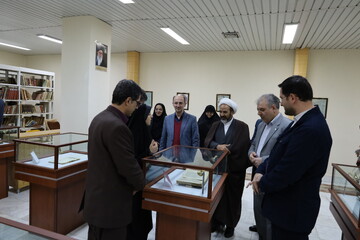 بازدید مسئولین زندان  از کتابخانه مرکزی ارومیه